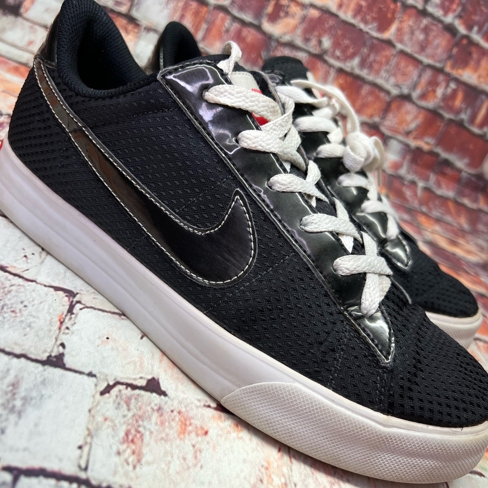 Nike Women's Black and White Low-Top Sneakers